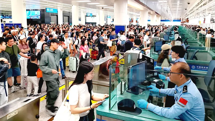 清明「小黃金周」 深港口岸客流「爆火」