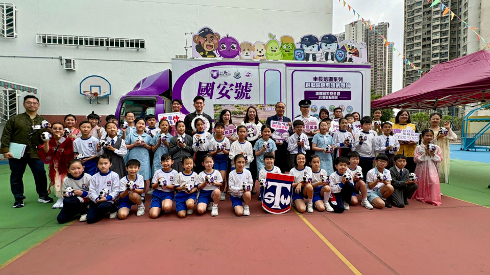 許正宇到訪天水圍官立小學 稱親身踏足祖國大地正是最好國安教育