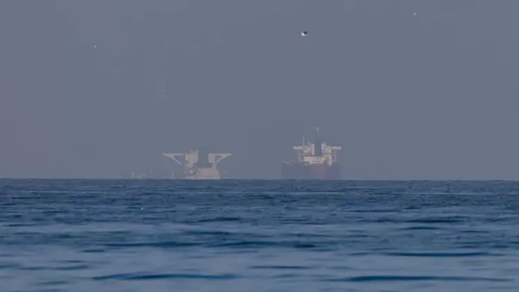 美伊同意停火後 首批船隻通過霍爾木茲海峽