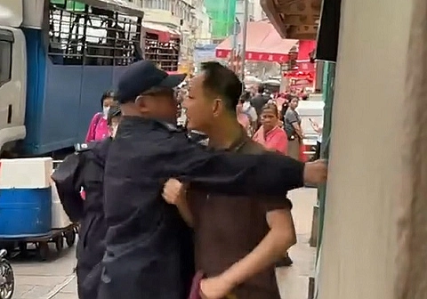有片｜北河街街市疑不滿遭票控 中年漢推倒食環署職員逃去