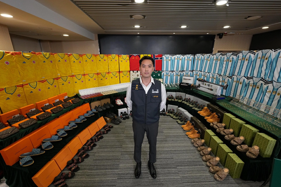 海關打擊跨境轉運冒牌貨物 檢6400 萬元冒牌貨拘3人