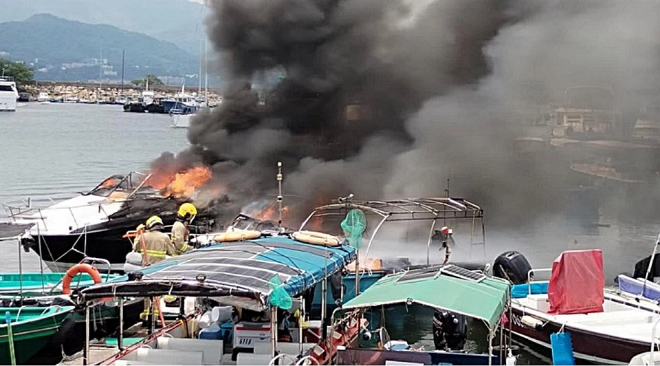 有片｜大埔三門仔村碼頭快艇火警 波及3船連環焚燒