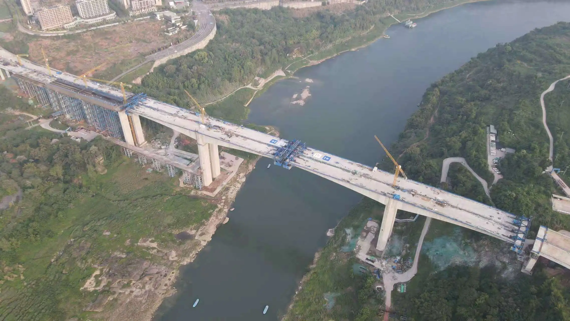 衝刺主橋貫通！寶山嘉陵江大橋首個合龍段澆築完成
