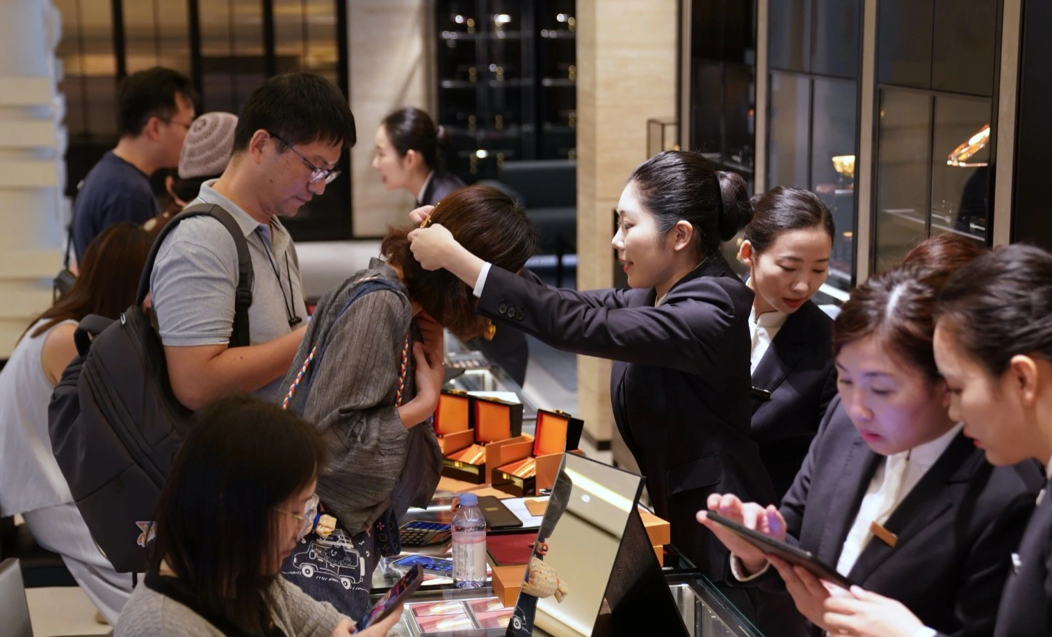 老鋪黃金加速全球化布局 港澳為核心支點 境外收入飆升至39.4億