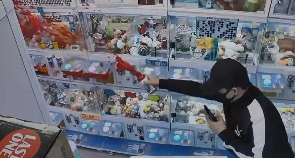 有片｜柴灣夾公仔店遭淋紅油 匪徒數秒得手逃去