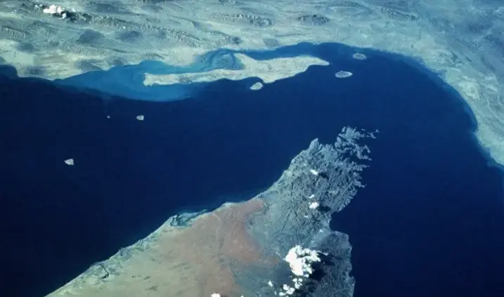 特朗普社媒發文威脅：伊朗不得在霍爾木茲海峽對油輪收費 