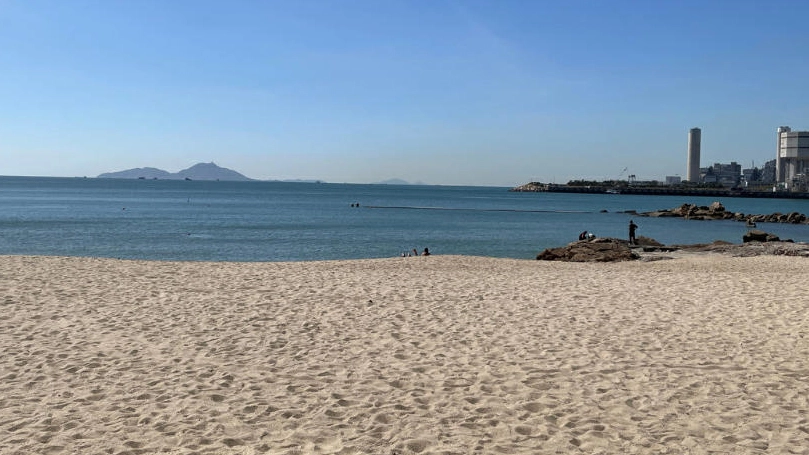 康文署：由於大浪關係 洪聖爺灣泳灘及貝澳泳灘懸掛紅旗