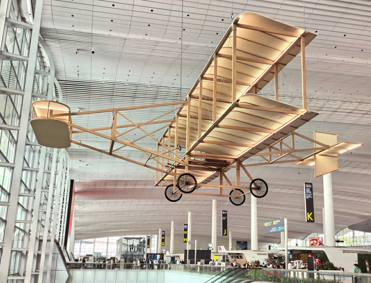 廣州白雲機場「如·翼」主題裝置正式啟幕