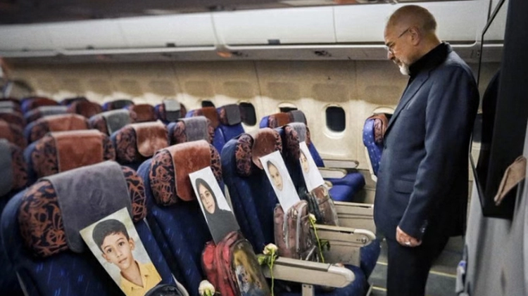 伊朗代表團飛機上放着這些孩子的照片