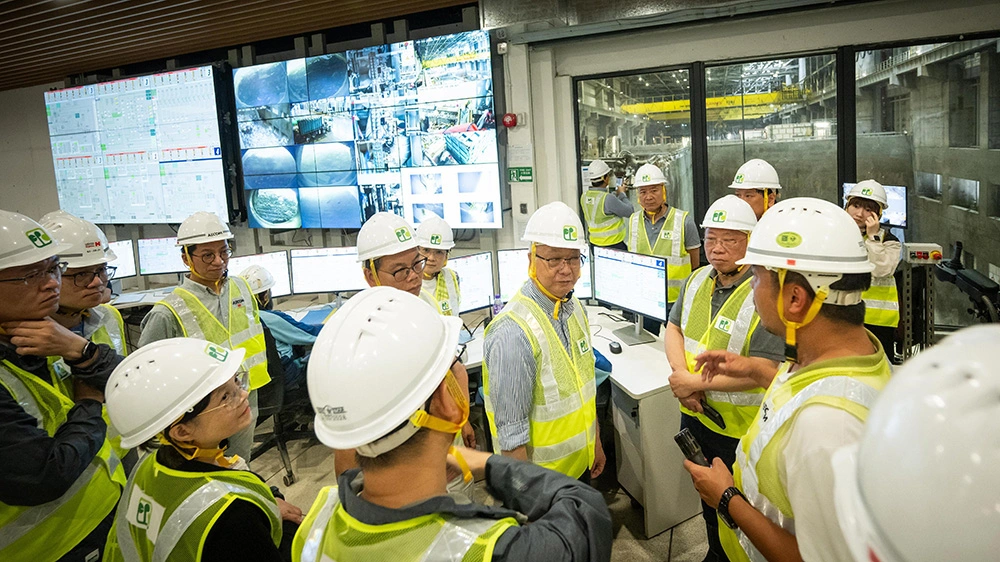 謝展寰與立法會議員視察本港首座轉廢為能設施I·PARK1