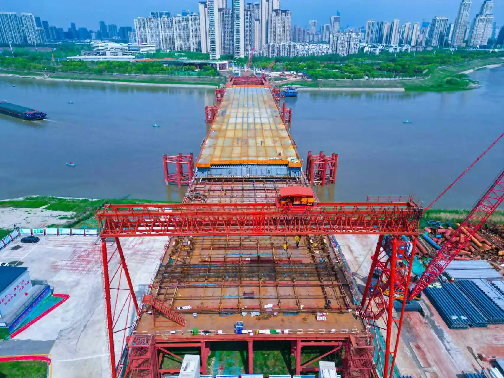 武漢市江漢十橋鋼箱梁頂推過半