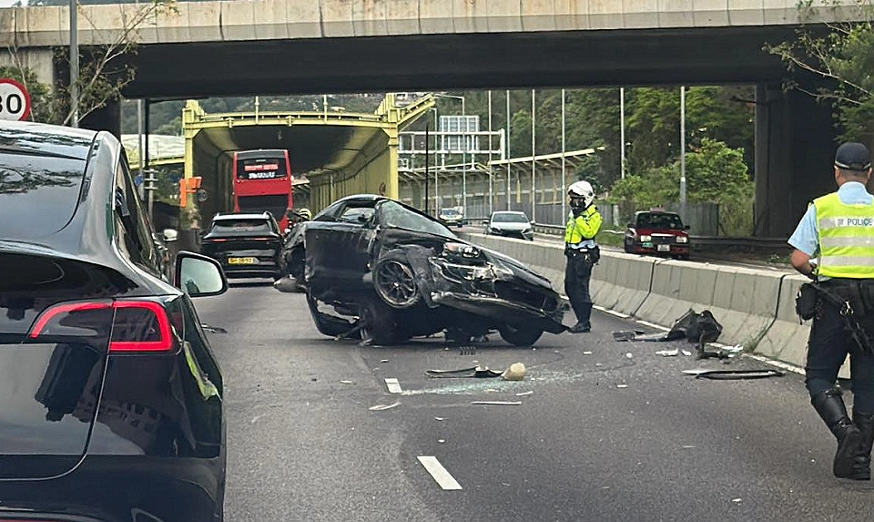 大埔公路私家車自炒撞壆 司機被困女乘客輕傷
