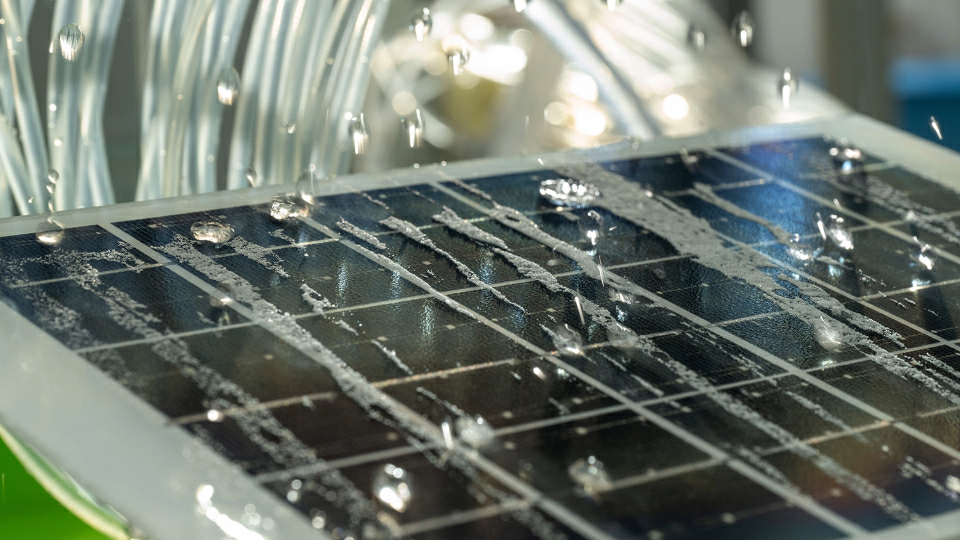 城大研發「液滴拖把」助清潔太陽能板 為全球節省逾百億加侖用水