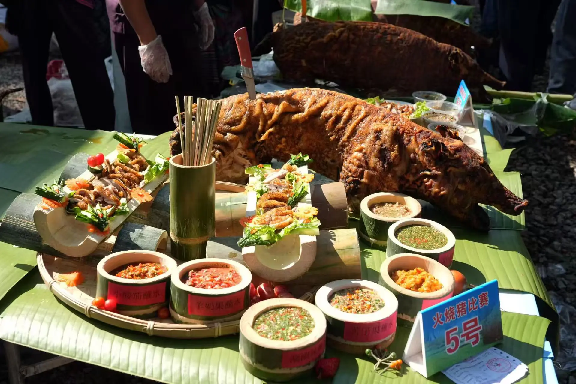 盈江潑水狂歡季啟幕 非遺「火燒豬」大賽點燃煙火氣