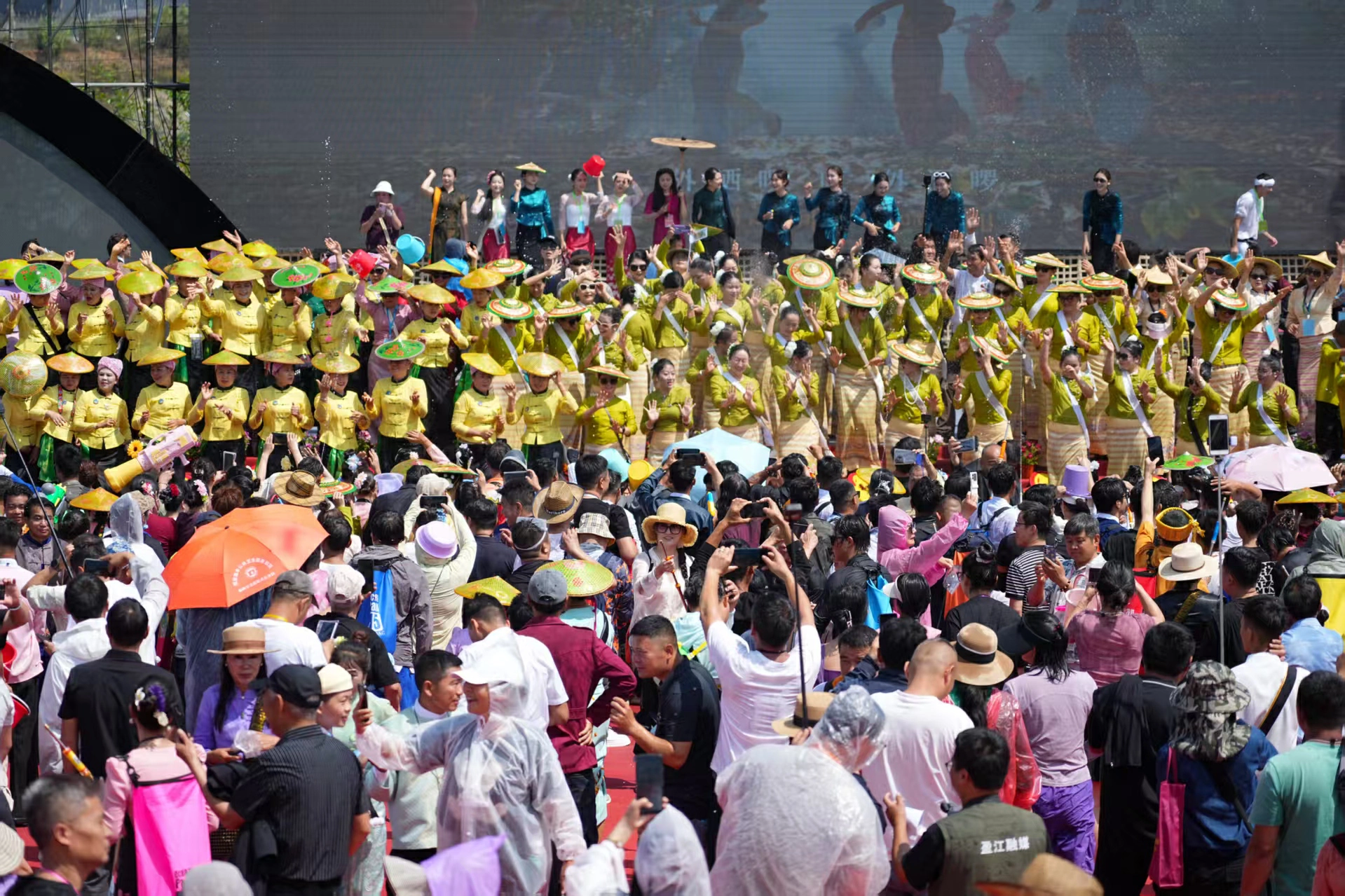 雲南盈江：以水為媒，以鼓會友！繪就民族團結新畫卷