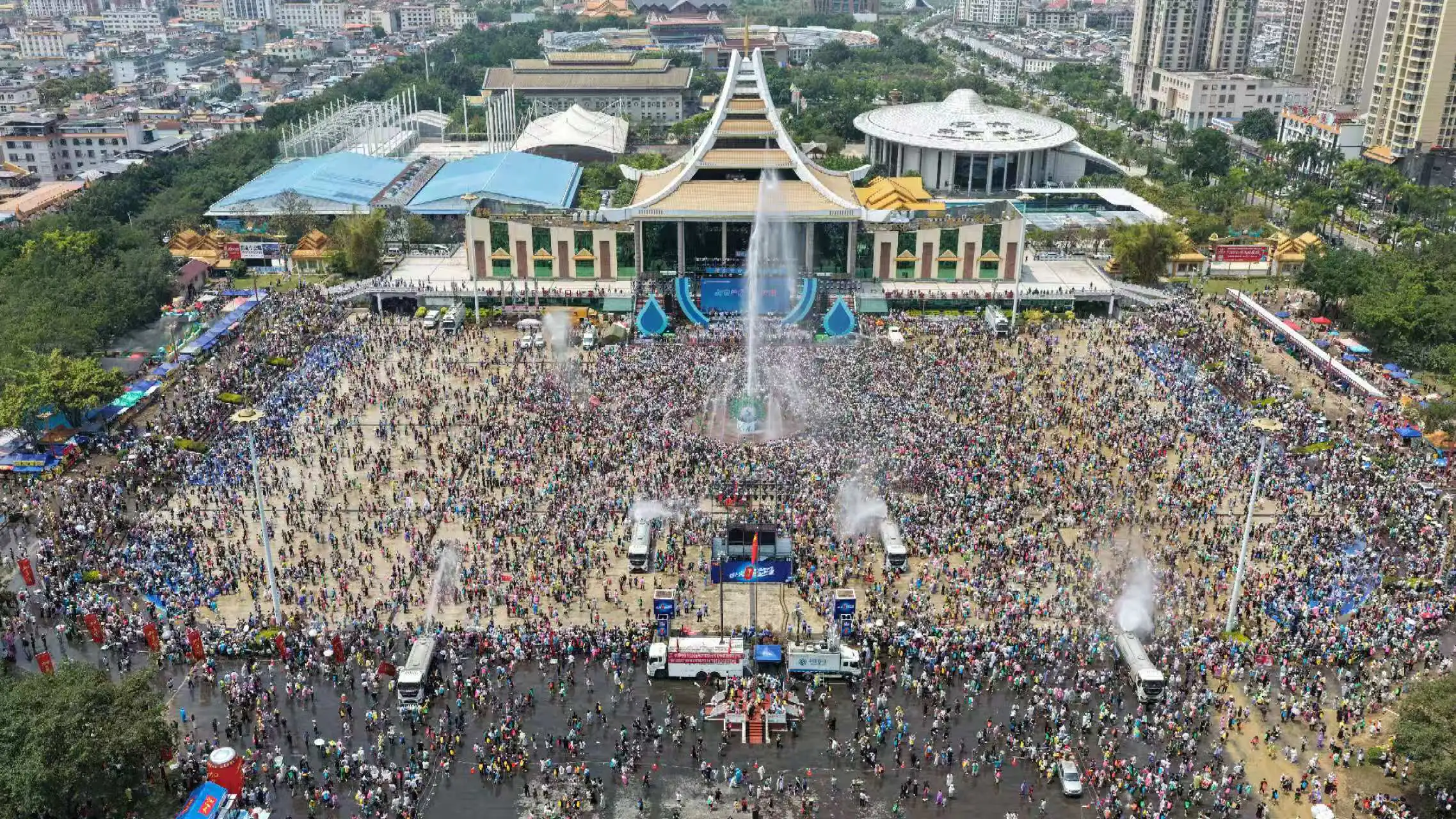 吉祥水花映同心 雲南芒市潑水節歡樂啟幕
