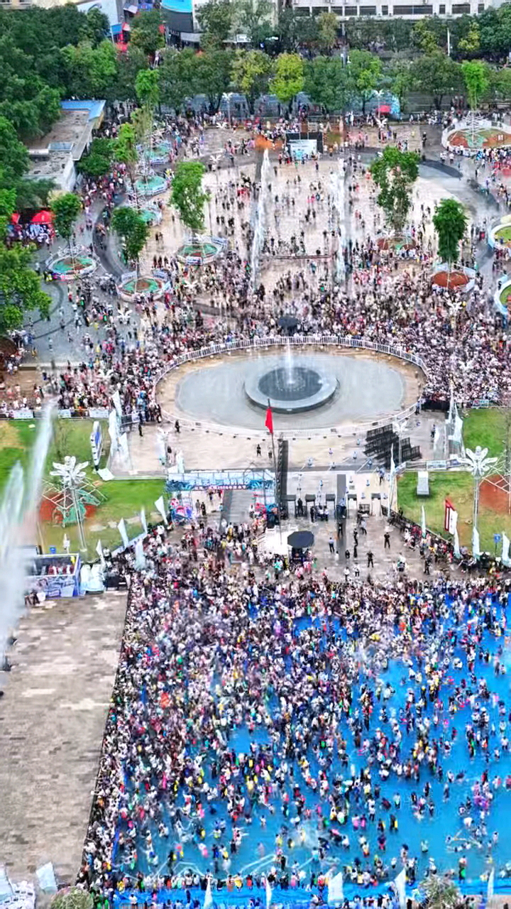 雲南元陽歡度潑水節