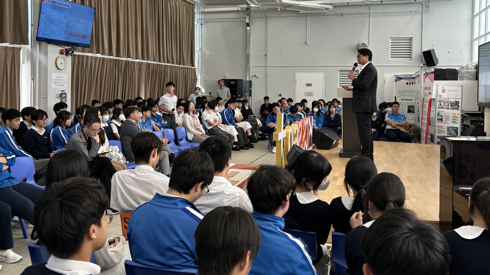 鄧家彪入校宣講「十五五」規劃 勉勵青年主動對接貢獻香港服務國家