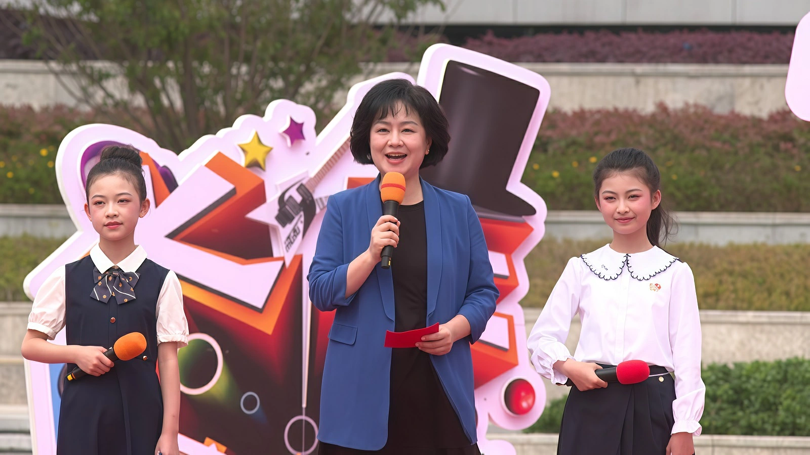 央視總台《大手牽小手》走進四川梓潼 鞠萍攜綿陽才藝少年致敬「兩彈精神」