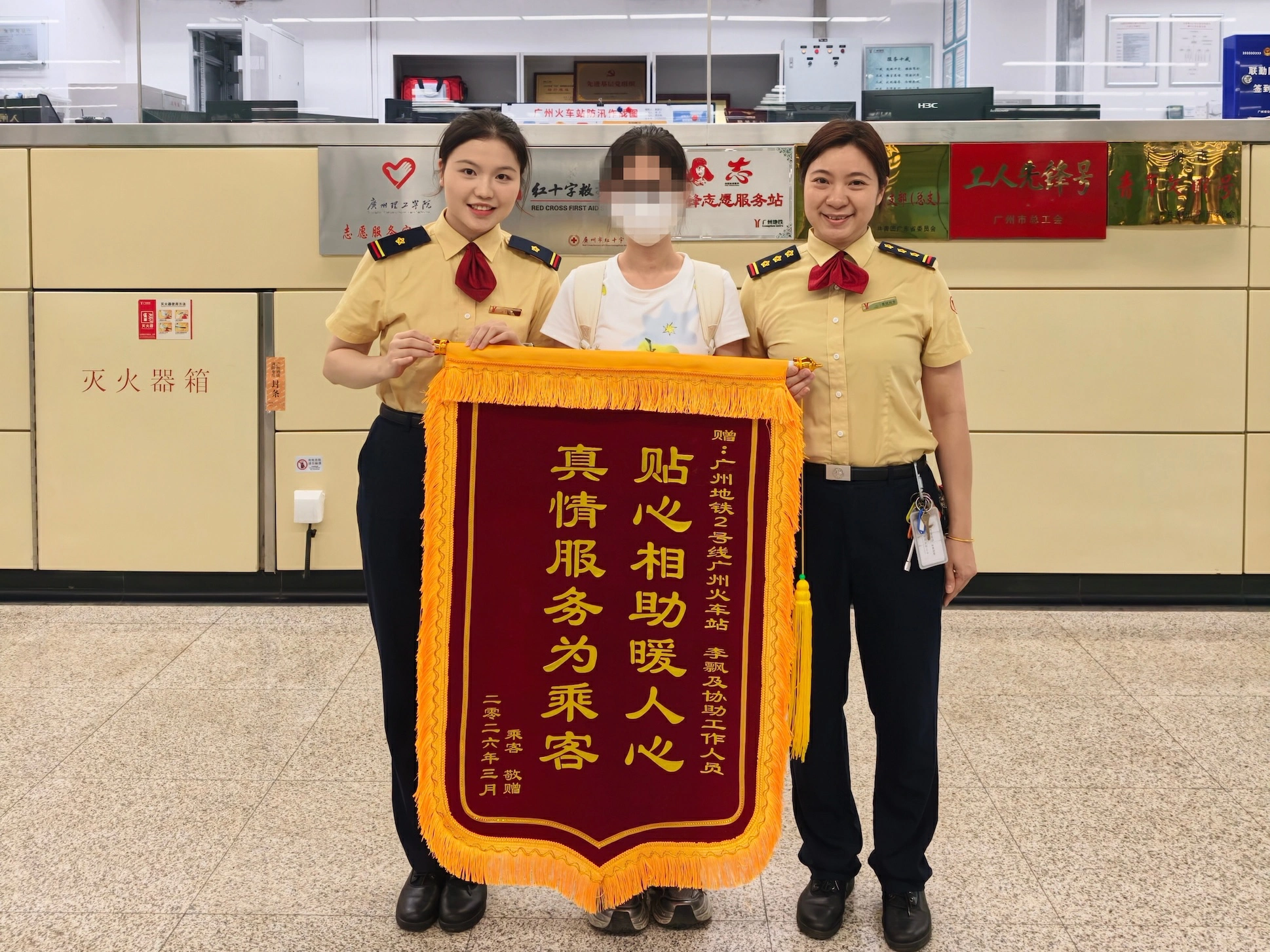 兩次前往地鐵站送錦旗？乘客只為當面感謝廣州地鐵「背我的人」