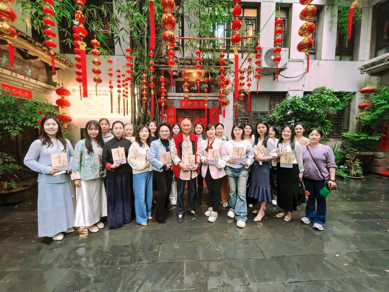 南昌東湖區：女性創業代表與最美家庭共讀《錢氏家訓》