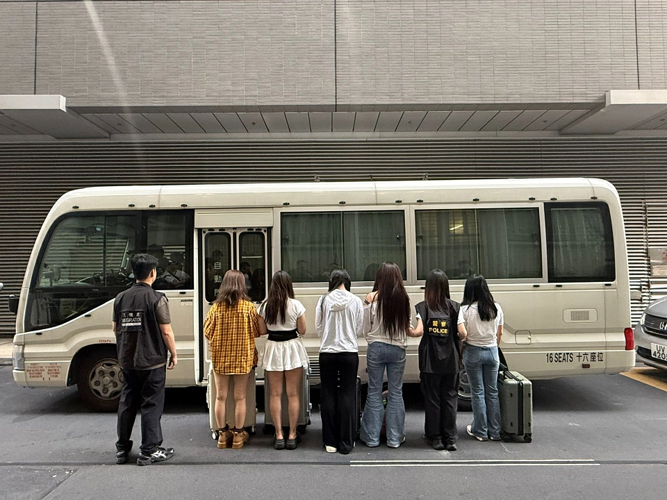 警方灣仔掃黃拘8名內地女