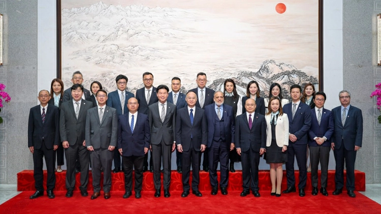 港澳辦副主任農融會見律師會會長湯文龍一行