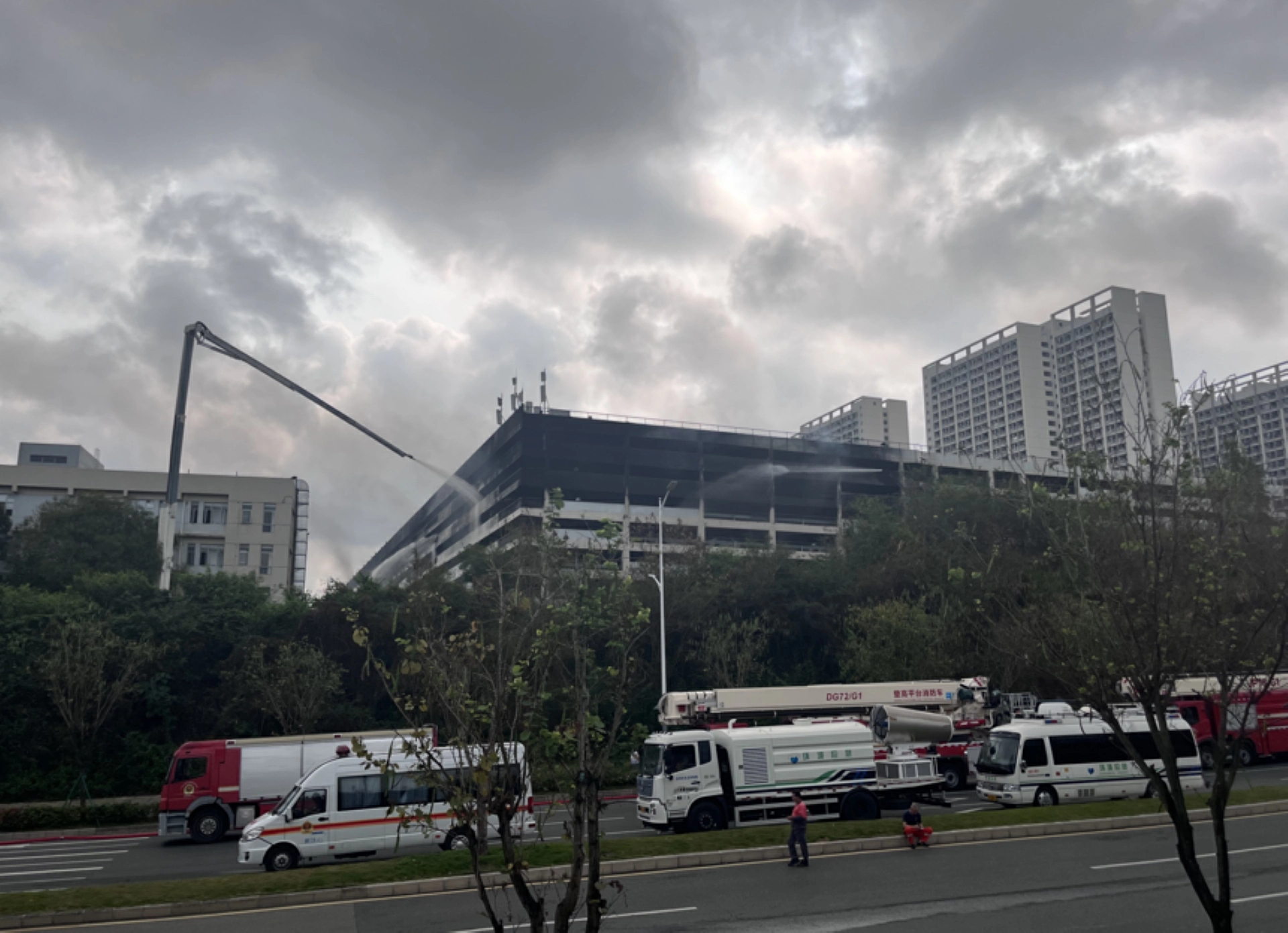 比亞迪坪山園區立體車庫發生火情，官方通報：火勢已撲滅，無人員傷亡