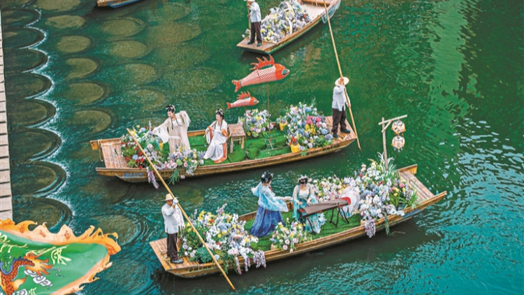 首創水上廟會、機器人互動巡遊，西鄉廟會把非遺玩出花