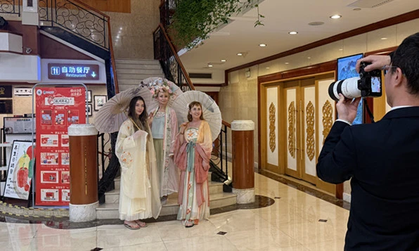 「原來中國的古裝這麼美!」——波蘭遊客在黃山的漢服初體驗