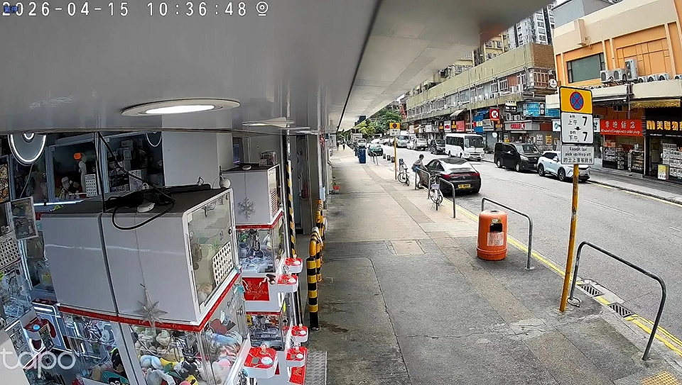 有片〡元朗司機泊路旁忘鎖車 口罩賊秒速開門擸財物逃遁