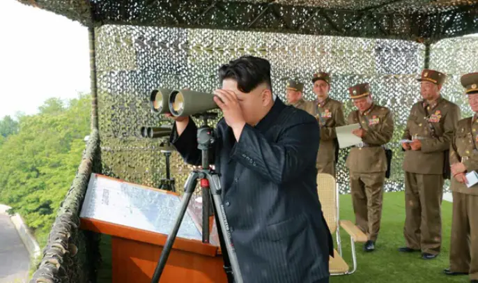 金正恩觀摩炮兵部隊火炮射擊比賽