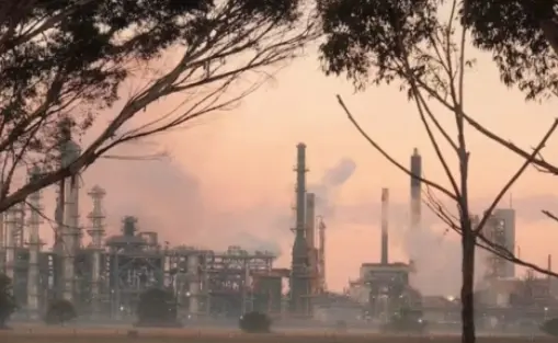 澳大利亞一煉油廠發生大火  或影響汽油供應