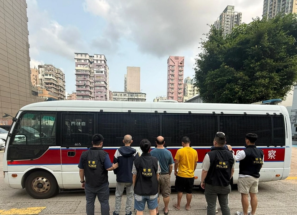 警方深水埗打擊街頭賭博拘4男