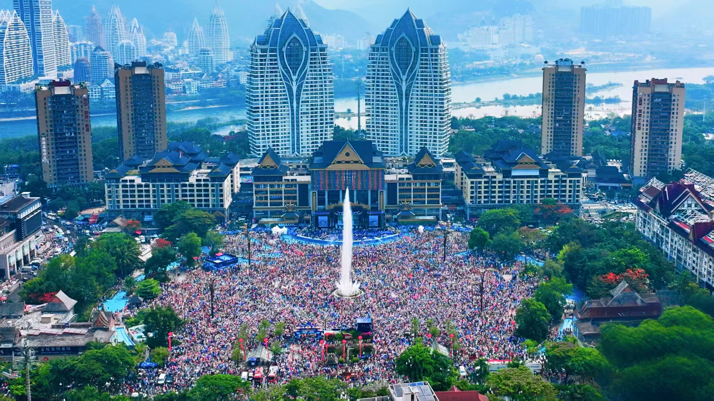 歡慶潑水節！西雙版納傳統龍舟賽激情上演