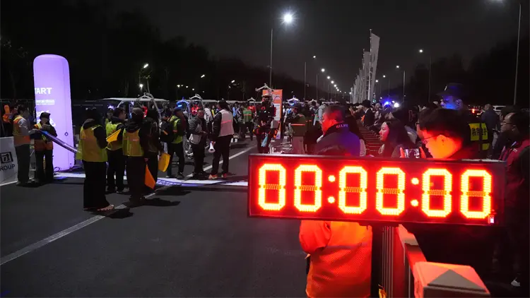 【港商觀察】通往中環康樂廣場8號路上，擠滿了機器人