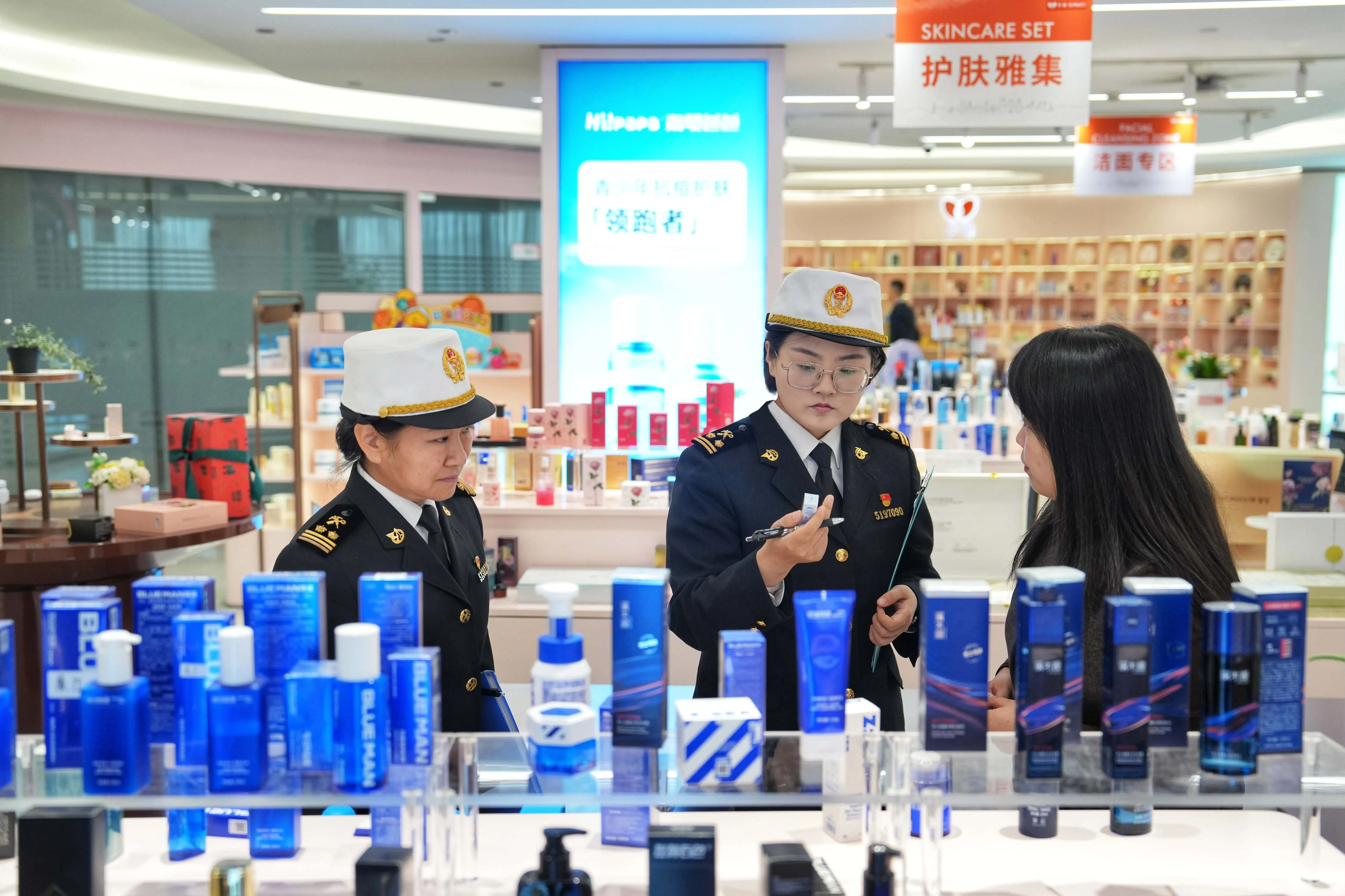 廣州對非進出口占粵四分之一  廣州海關支持廣州建設「國際美灣」推出出口化妝品「白名單+抽樣放行」等改革措施