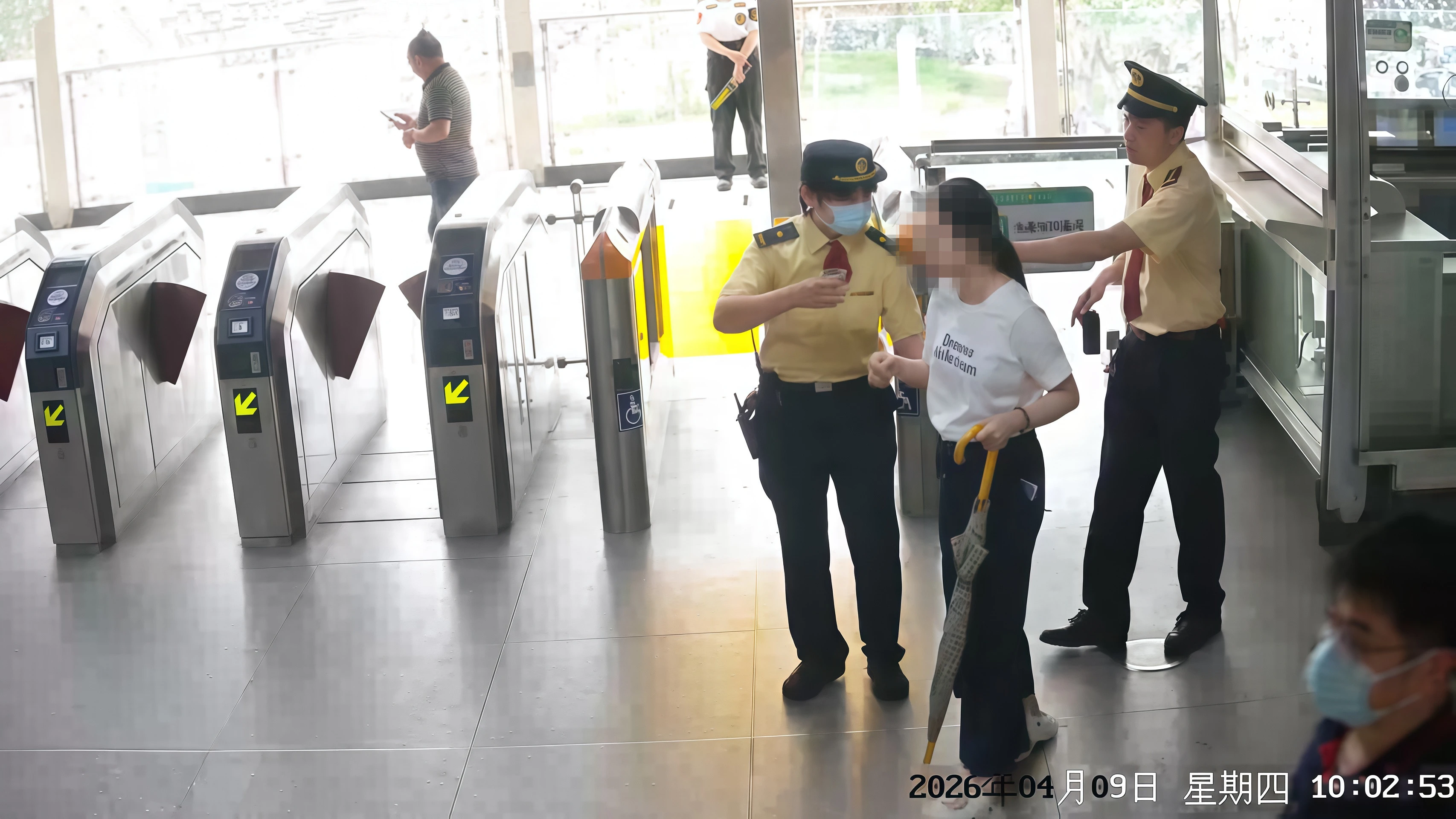 乘客突發血管迷走性暈厥  穗地鐵工作人員暖心救助最終有驚無險