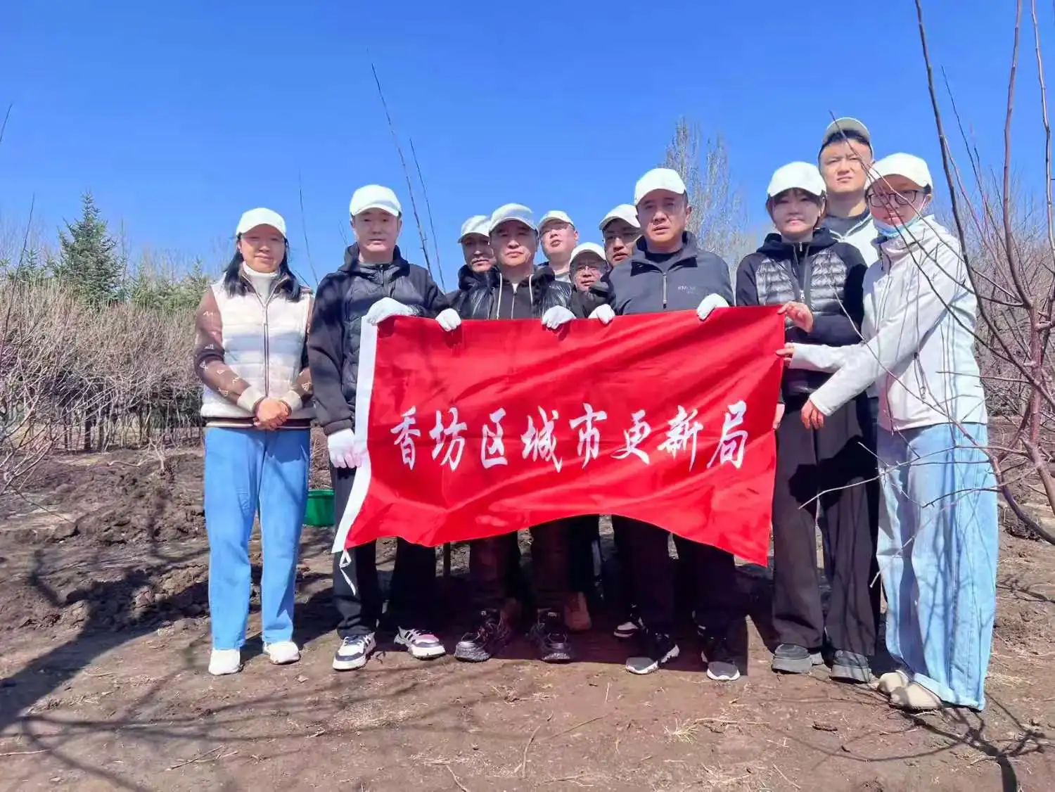 春風裏栽下新苗 哈市香坊區更新局以實際行動踐行生態理念