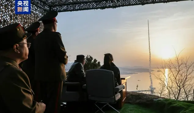 朝鮮試射地對地戰術彈道導彈，金正恩現場觀摩