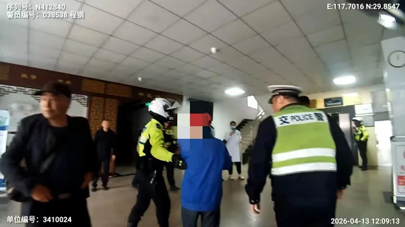 採茶老人遭蛇咬命懸一線 黟縣交警「上演」13分鐘生死速遞