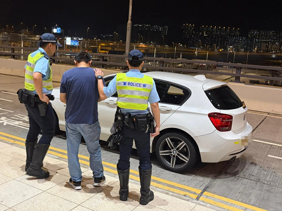 警方新界南打擊白牌車 拘兩司機涉非法載客取酬