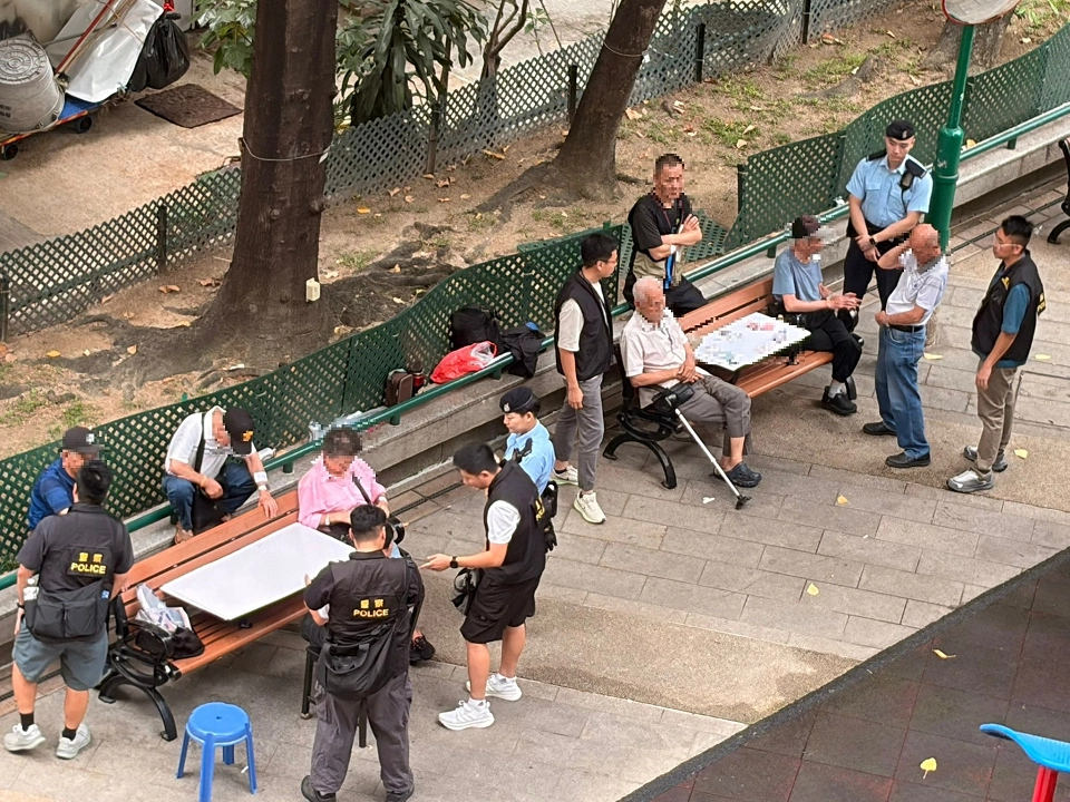 警方荃灣打擊街頭聚賭 拘12人最年長91歲