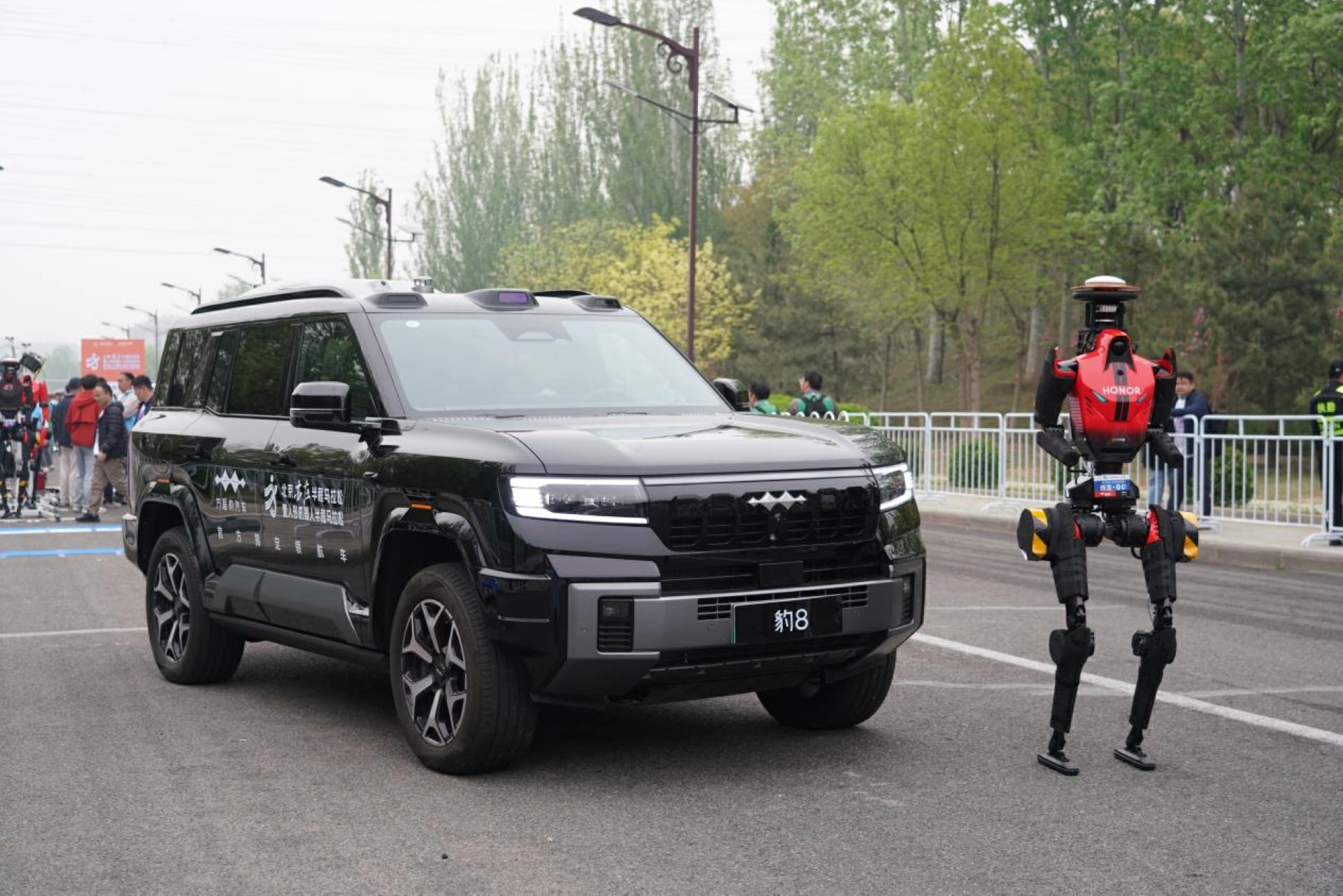 方程豹攜手機器人馬拉松，求解未來出行