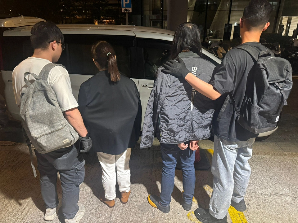 警破牛頭角工廈毒品倉 拘兩男女檢58萬元毒品