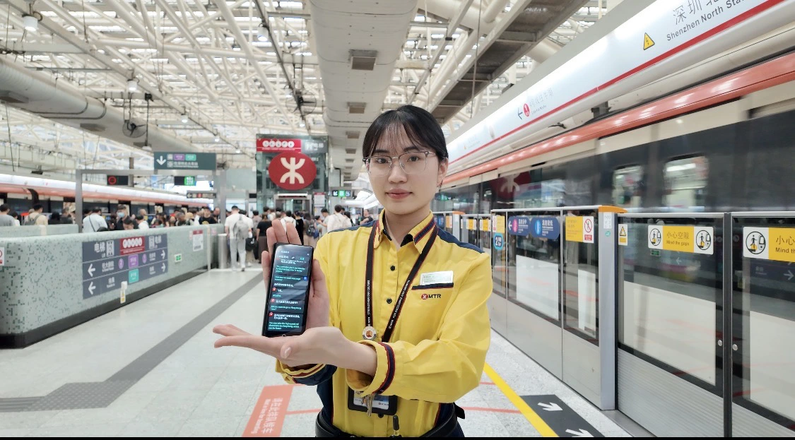 便捷外籍旅客     深圳4號及13號線投用多語種翻譯機