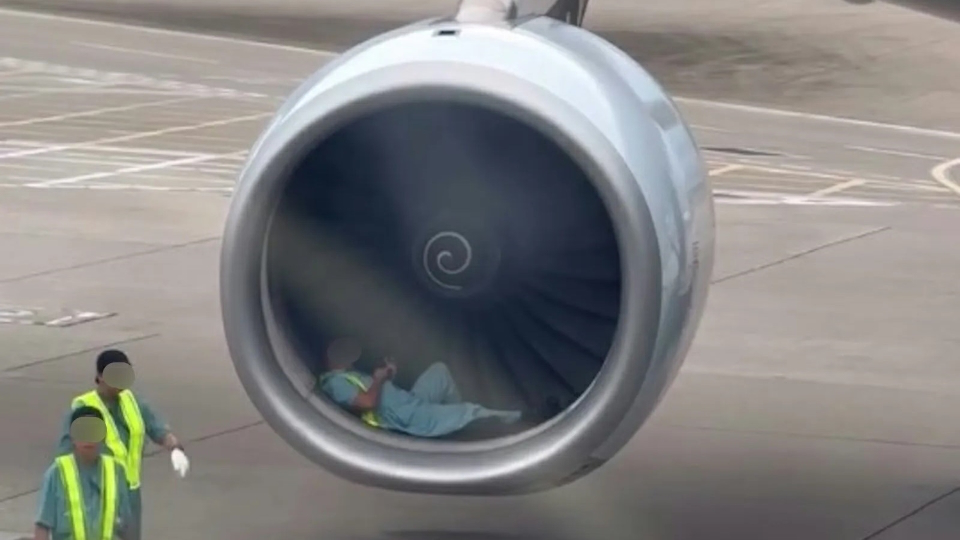 有片丨機場地勤被指躺引擎「休息」 機管局澄清：正進行維修