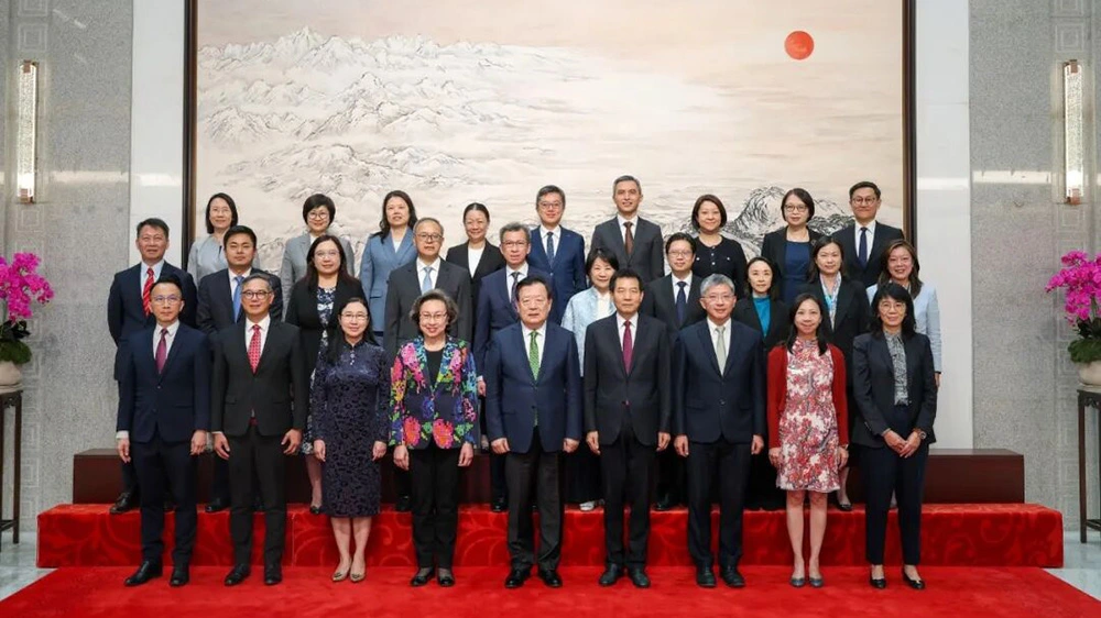 夏寶龍會見特區政府常任秘書長及部門首長國家事務研修班全體學員