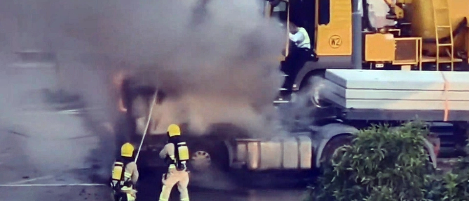 有片〡港珠澳香港連接路拖頭火警 消防迅速救熄無人傷