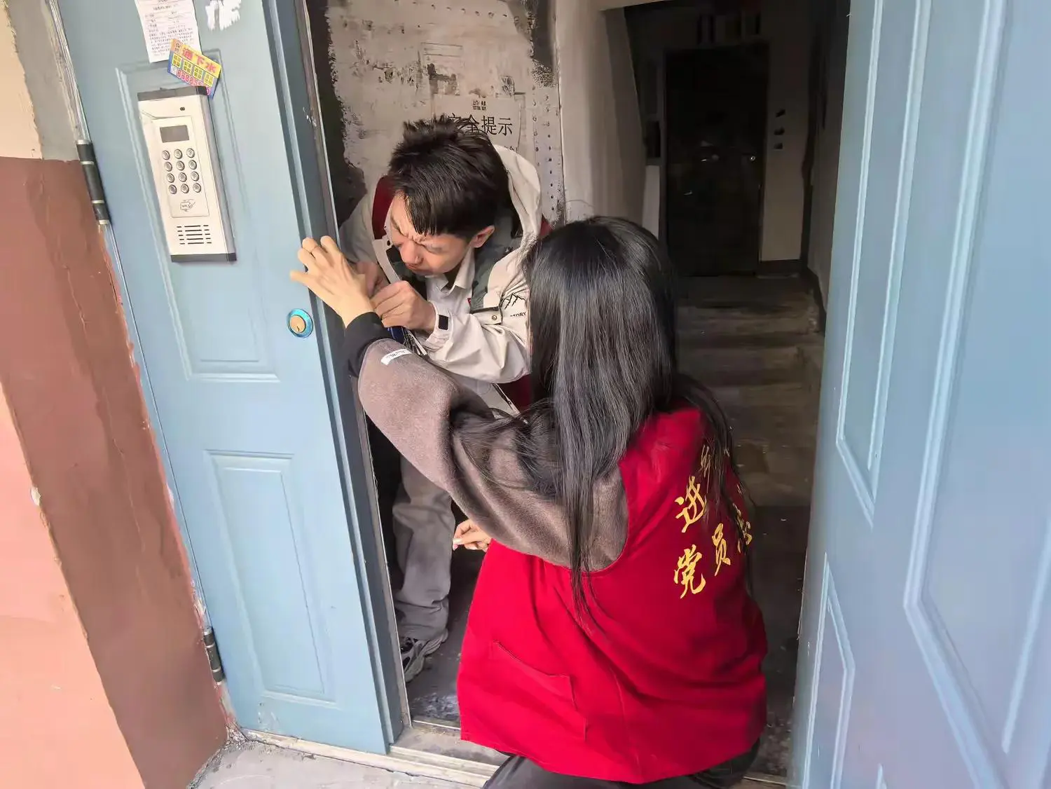 哈市香坊區松樂社區：小修小補暖民心 築牢安全「防護門」